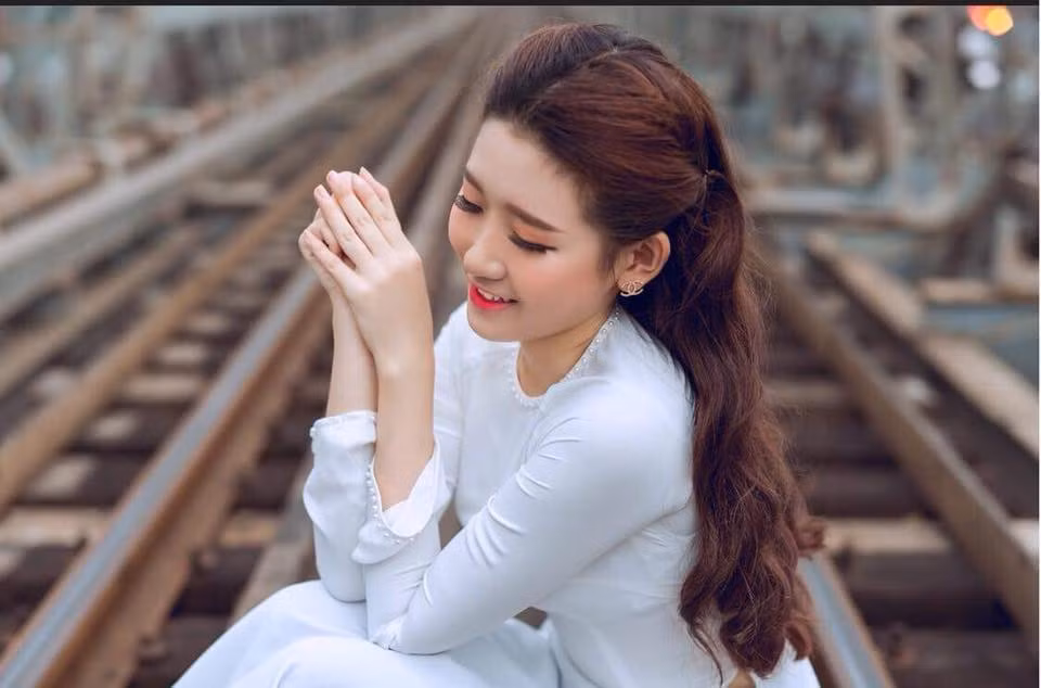 "Bản thân tôi chưa từng gặp mặt C., không nghe con gái nói nhiều về thanh niên này”, cha của cô gái nói. Thời gian sau, M. nghỉ học nên gia đình gửi lên TP Biên Hòa, Đồng Nai học nghề cùng với anh trai.