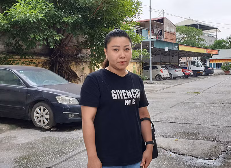 Ngày 22/8, Đại tá Võ Hồng Phương, Trưởng Công an quận Đống Đa, Hà Nội, vừa ký báo cáo gửi Giám đốc Công an TP về việc đại úy Lê Thị Hiền có hành vi gây rối tại sân bay Tân Sơn Nhất. Công an quận Đống Đa đề xuất Giám đốc Công an Hà Nội tạm đình chỉ công tác 30 ngày đối với nữ đại úy này.