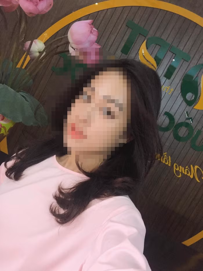 Vụ việc này xảy ra tối ngày 20/8, ở sân bay Tân Sơn Nhất (TP HCM), gây xôn xao mạng xã hội, câu nói gây sốc nhất của Lê Thị Hiền trong clip là: “Cái loại mày ra ngoài đường người ta vả vào mặt mày. Một ngày tao phải chạy 5 triệu tiền Facebook cho con này ế chồng, có con thì dị tật”. Bị khách hung dữ nhục mạ và hăm dọa, nữ nhân viên hàng không chỉ biết khóc mà không thể phản kháng.