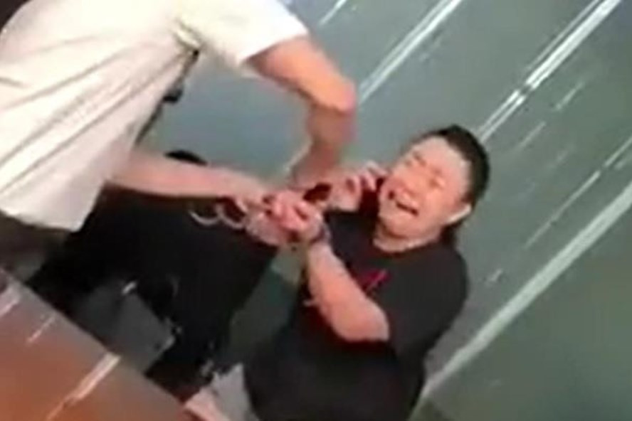 Dù nhân viên an ninh sân bay Tân Sơn Nhất đề nghị không gây mất trật tự nhưng Lê Thị Hiền không chấp hành mà còn lên giọng thách thức: "Việc của anh à? Hóng hớt à? Anh làm được gì tôi thì anh làm đi, đánh tôi đi. Tôi không nói nhỏ được, tôi phải ăn to nói lớn".