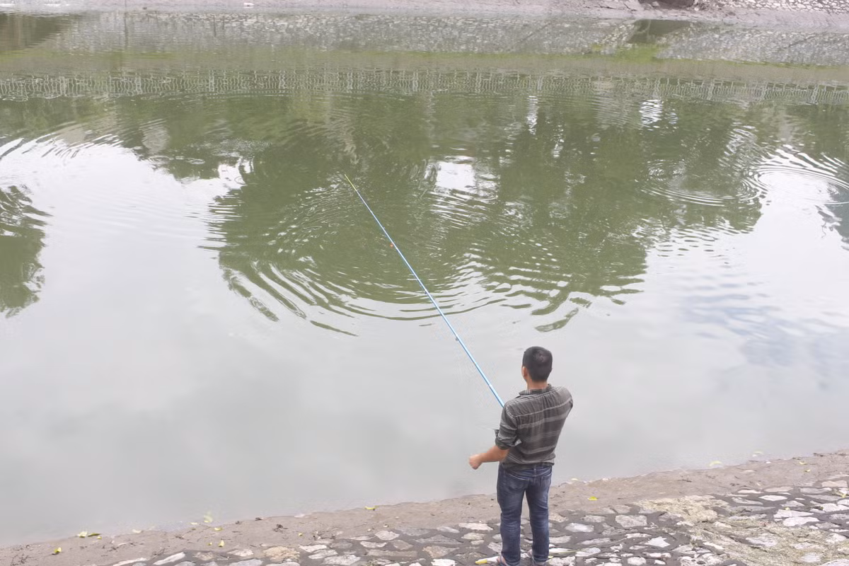 Nước sông Tô Lịch trong veo sau bão