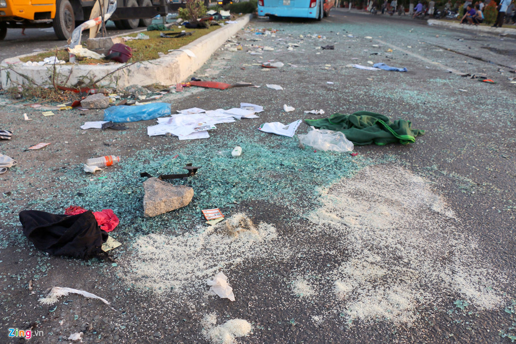 Nhân chứng cũng cho biết sau cú tông mạnh có 5 hành khách văng ra ngoài. "Tôi đến thì 5 người này bất tỉnh. Một lúc sau thì xe cấp cứu đến hiện trường", chị Lệ kể và cho biết nhiều nạn nhân la hét, kêu cứu sau pha va chạm.