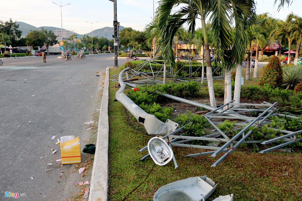 Cổng chào, trụ đèn đường nằm trên quốc lộ 1 bị tông sập sau tai nạn.