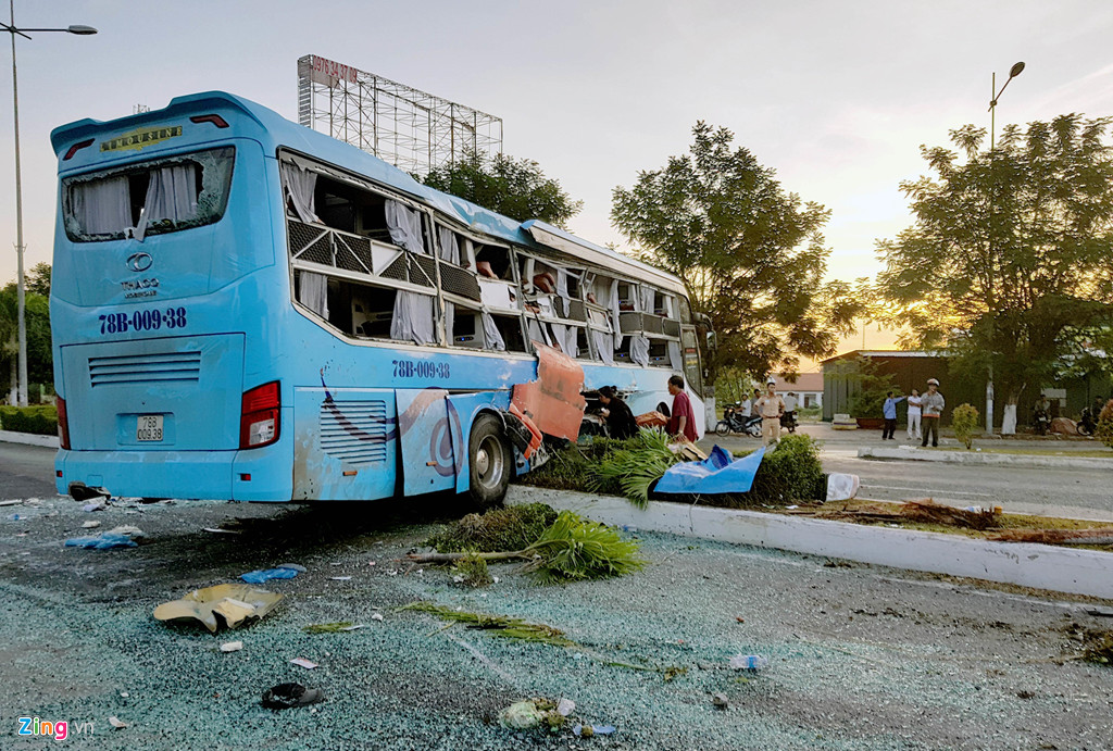 Phần đầu xe khách Phương Trang bị bẹp dúm. Xe khách biển số Phú Yên leo lên dải phân cách.