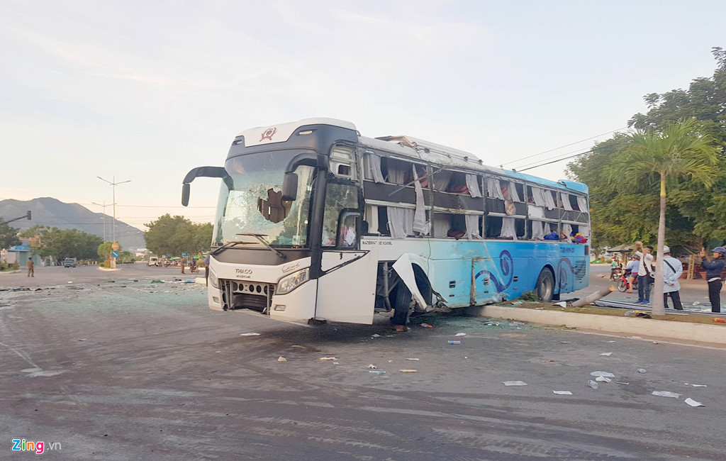 Theo nhân chứng, thời điểm xảy ra vụ tai nạn, xe khách biển số TP.HCM của hãng xe Phương Trang chạy hướng Nha Trang đi Đà Lạt. Khi qua ngã tư, xe này đã tông vào hông ôtô giường nằm biển số Phú Yên chạy trên quốc lộ 1.