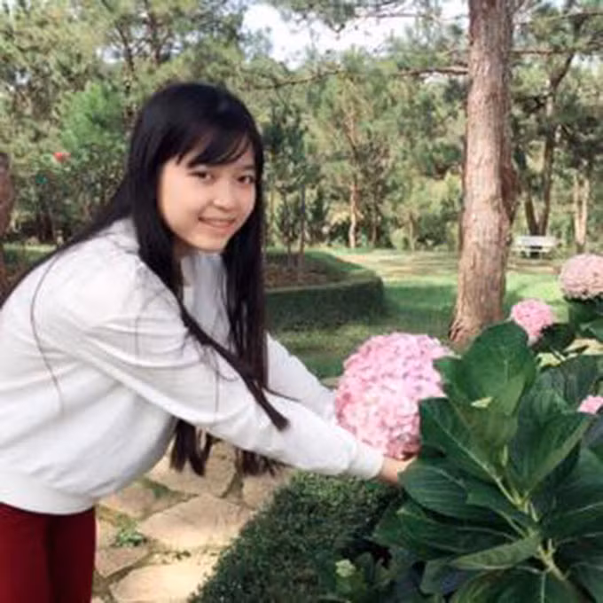 Khi được hỏi về lý do tại sao đi rời đi như vậy, nữ sinh này cho biết, đi chơi với bạn, khi trích xuất camera an ninh có một nam thanh niên đi cùng nhưng đó chỉ là bạn học của nữ sinh chứ không phải bạn trai.