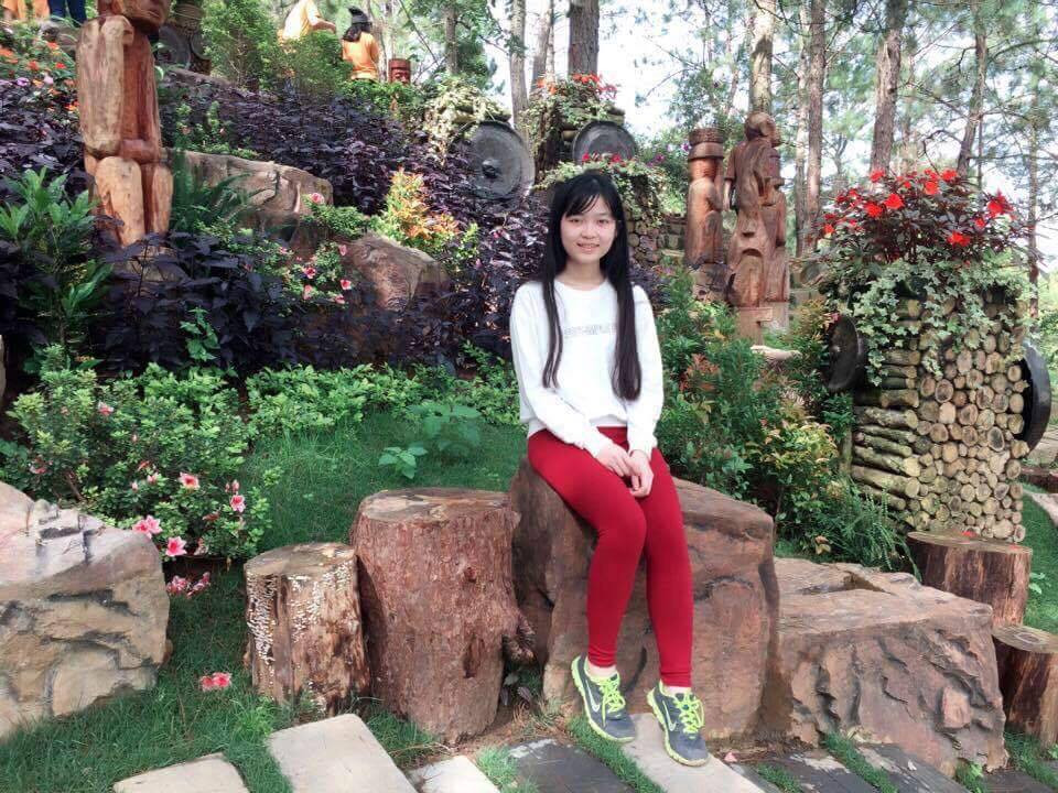 Thanh niên trong hình được camera nhận dạng là người lạ gia đình biết là ai. Không phải là bạn trai của bé My. Có người báo tin giả cho gia đình xóa bài nên hiện giờ gia đình rất hoang mang không biết My đang ở đâu và xảy ra việc gì với em không. Ai thấy My ở đâu xin báo giúp với gia đình qua số điện thoại 0942.861.907, địa chỉ: 1025 Hùng Vương, Di Linh, Lâm Đồng.