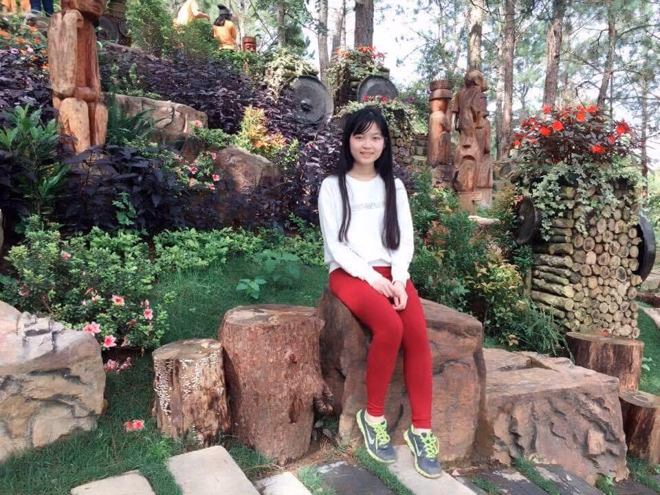 Thanh niên trong hình được camera nhận dạng là người lạ gia đình biết là ai. Không phải là bạn trai của bé My. Có người báo tin giả cho gia đình xóa bài nên hiện giờ gia đình rất hoang mang không biết My đang ở đâu và xảy ra việc gì với em không. Ai thấy My ở đâu xin báo giúp với gia đình qua số điện thoại 0942.861.907, địa chỉ: 1025 Hùng Vương, Di Linh, Lâm Đồng.