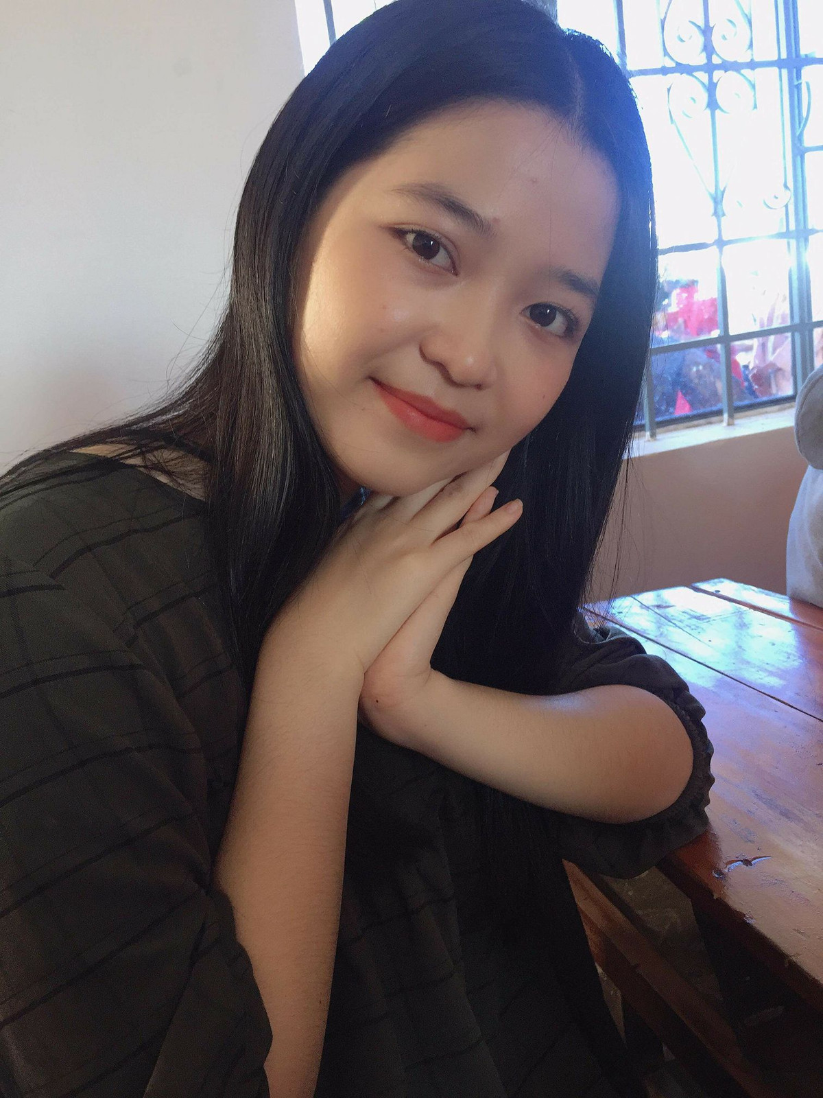 Theo gia đình nữ sinh cho biết, trong camera an ninh, My mặc quần jean ống rộng, đi giầy đen, áo trắng hoa nhỏ vai trễ. Không mang theo hành lý, điện thoại, giấy tờ,...