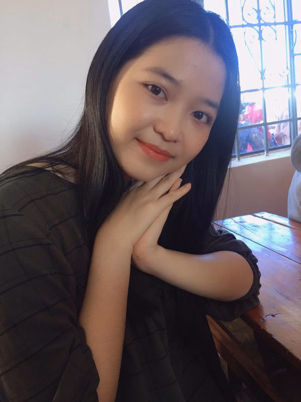 Theo gia đình nữ sinh cho biết, trong camera an ninh, My mặc quần jean ống rộng, đi giầy đen, áo trắng hoa nhỏ vai trễ. Không mang theo hành lý, điện thoại, giấy tờ,...