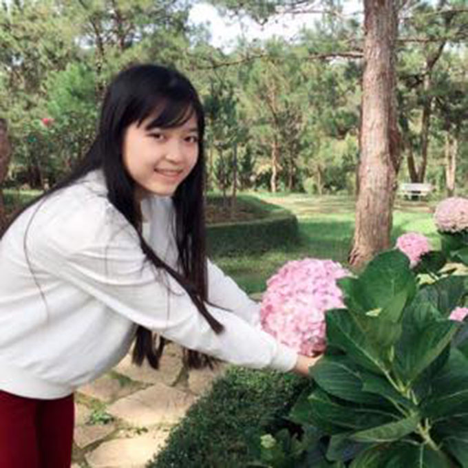 Theo gia đình nữ sinh thì dòng trạng thái này không phải do Trà My viết, bởi đây không phải giọng văn của con gái chị. Chị Đông cho biết thêm, nếu con tôi định đi thật thì sẽ cầm quần áo và điện thoại đi cùng chứ, tại sao lại để lại toàn bộ quần áo và điện thoại cho em trai cầm hộ. Gia đình tôi chắc chắn đây là dòng trạng thái của kẻ xấu đã mạo danh con gái tôi rồi đăng lên.