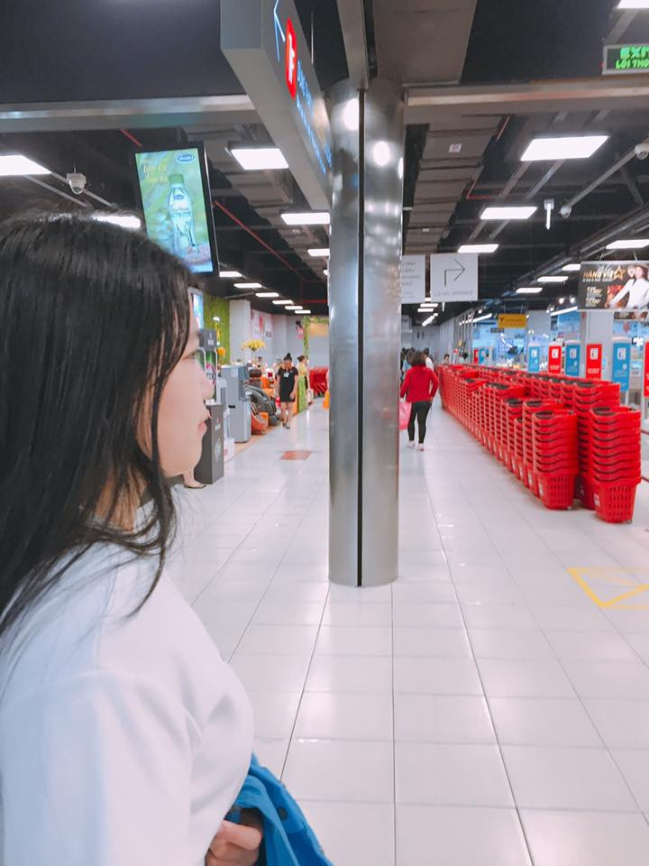 My đang là sinh viên trường Đại học Kinh tế - Luật (TP HCM), đang trong kỳ nghỉ hè cùng gia đình ra ngoài Hà Nội chơi. Đến trưa ngày 13/8, My và em trai đã làm thủ tục di chuyển trên chuyến bay VJ407 của Vietjet Air dự kiến cất cánh lúc 16h40 theo hướng Hà Nội - Đà Lạt, đến hơn 14h cùng ngày thì nữ sinh mất tích bí ẩn tại sân bay Nội Bài.