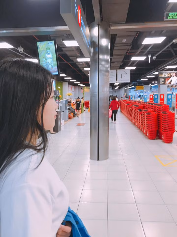 My đang là sinh viên trường Đại học Kinh tế - Luật (TP HCM), đang trong kỳ nghỉ hè cùng gia đình ra ngoài Hà Nội chơi. Đến trưa ngày 13/8, My và em trai đã làm thủ tục di chuyển trên chuyến bay VJ407 của Vietjet Air dự kiến cất cánh lúc 16h40 theo hướng Hà Nội - Đà Lạt, đến hơn 14h cùng ngày thì nữ sinh mất tích bí ẩn tại sân bay Nội Bài.