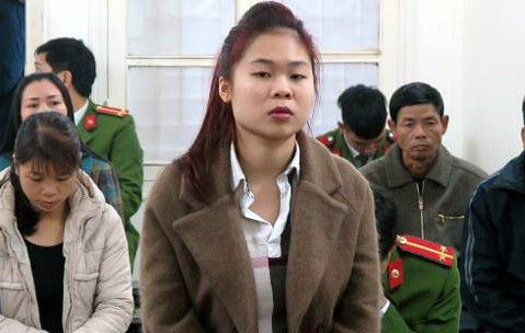  4. Cô gái đâm thấu ngực người yêu rồi “bình thản” chờ Công an đến: Tối 14/11/2016, anh Đỗ Việt Anh (trú tại Thanh Trì, Hà Nội) tìm đến nơi ở của Lê Hà Vi (SN 1997, trú tại phường Tân Mai, quận Hoàng Mai, Hà Nội) chơi và ngủ lại qua đêm tại đây. Đêm đó, Vi bỏ mặc người yêu một mình để sang nhà người hàng xóm ngủ nhờ. Chiều hôm sau, giữa hai người đã xảy ra mâu thuẫn. Trong cơn tức giận, Vi nhảy bổ lên giường, dùng con đâm một nhát vào ngực phải Việt Anh khiến nạn nhân tử vong ngay sau đó rồi ngồi chờ Công an đến giải quyết.