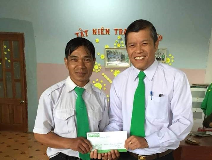 Lúc này, anh Quang chủ động cho xe dừng bên đường và tiến hành cùng người nhà hỗ trợ sản phụ sinh em bé ngay trên xe của mình. Sau khi giúp chị H. “vượt cạn” thành công và hạ sinh 1 bé gái nặng 2,1 kg, lái xe Quang tiếp tục điều khiển xe taxi chở hai mẹ con đến Bệnh viện Đại học Y Dược Huế để các y bác sỹ tiếp tục chăm sóc mẹ con sản phụ sau sinh.