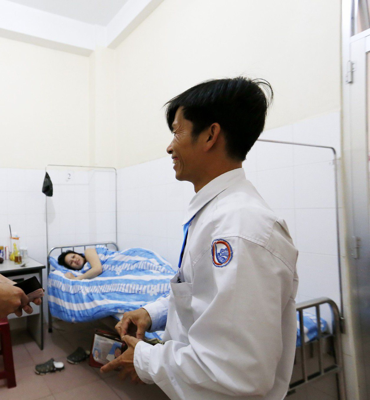 Khi tới khúc giữa đèo Tà Nung, chị Tuyết liên tục la lớn và có dấu hiệu sắp sinh. Ngay sau đó, tài xế Võ Quốc Phi (43 tuổi) đã cho xe tấp vào lề đường và hỗ trợ vợ anh sinh con thành công. Bé trai sinh nặng 2,9kg, sức khỏe tốt sau chuyến vượt cạn bất đắc dĩ trên taxi.