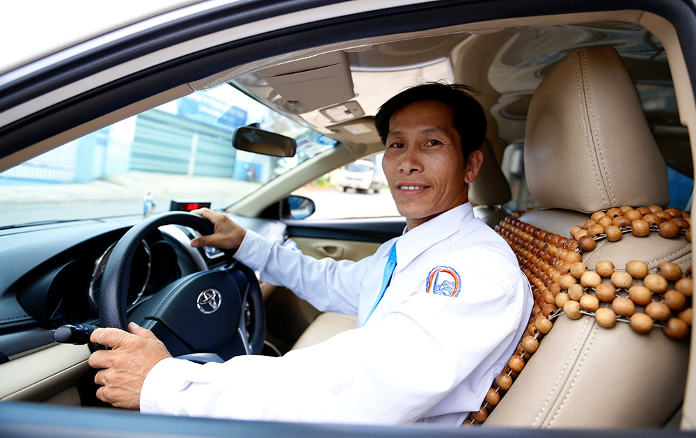  4. Đỡ đẻ cho hành khách trên đèo: Tối ngày 20/6/2018, vợ anh Nguyễn Trần Quang Dũng là chị Hoàng Thị Kim Tuyết (29 tuổi, trú xã Tà Nung, TP Đà Lạt) có dấu hiệu chuyển dạ nên người nhà gấp rút gọi cho tài xế taxi tới chở lên TP Đà Lạt. Nghĩ vẫn chưa sinh nên anh để vợ lên taxi đi trước, còn mình chuẩn bị đồ đạc chở mẹ chạy xe máy lên sau