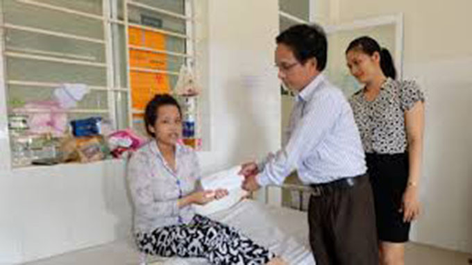 Theo tài xế taxi Nguyễn Bảo Quỳnh cho biết, đây là lần đầu tiên anh gặp tình huống đặc biệt như vậy khi lái xe nên cũng khá mất bình tĩnh nhưng nhờ có xem qua trên tivi quá trình sản phụ sinh con nên bắt chước lại để đỡ đẻ.