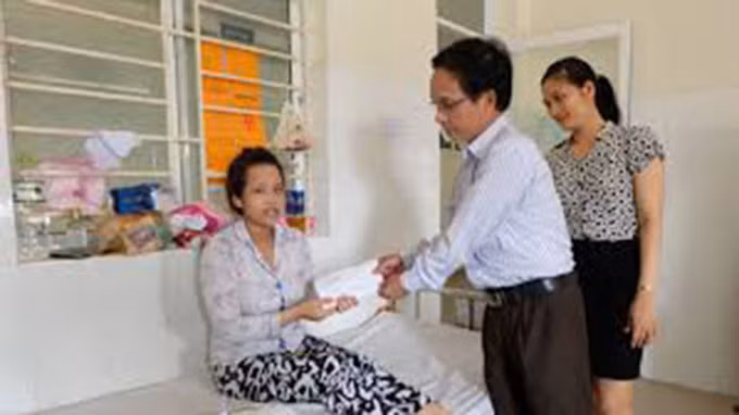 Theo tài xế taxi Nguyễn Bảo Quỳnh cho biết, đây là lần đầu tiên anh gặp tình huống đặc biệt như vậy khi lái xe nên cũng khá mất bình tĩnh nhưng nhờ có xem qua trên tivi quá trình sản phụ sinh con nên bắt chước lại để đỡ đẻ.