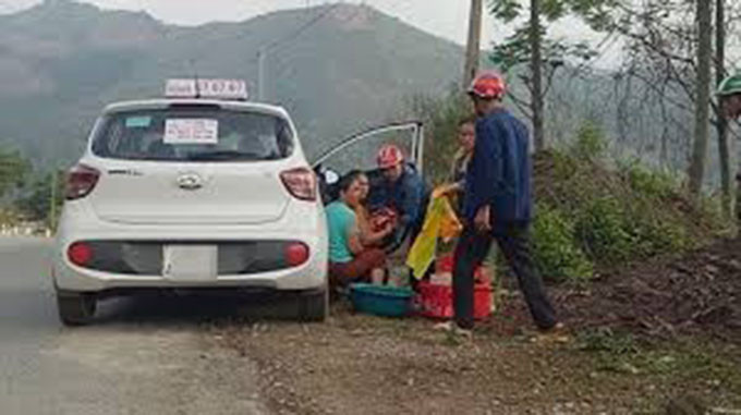 Người lái xe chở chị Bún đi là anh Dương Thanh Sơn (SN 1986), trú huyện Kỳ Sơn, tỉnh Nghệ An. Trên đường đi, chị Bún có dấu hiệu chuyển sinh, anh Sơn bình tĩnh dừng xe bên đường, gọi mọi người đến giúp để hỗ trợ sản phụ sinh con. Rất may, vào thời điểm đó, có một cô giáo mầm non đi qua đã cùng với anh Sơn giúp chị Bún sinh con thành công.