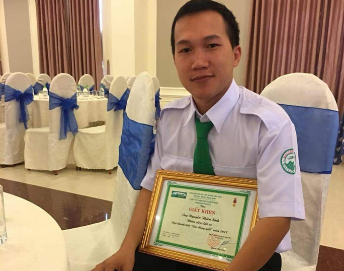 Vài phút sau, một bé gái chào đời trong niềm hạnh phúc của chị H. và người thân. Tài xế Sinh ngay lúc đó đã chở 2 mẹ con đến bệnh viện để đội ngũ y tế tiếp nhận, chăm sóc. Anh Sinh chia sẻ, trước đó đã từng chứng kiến vợ sinh nở, chăm sóc con và nhờ được công ty huấn luyện các khóa dự phòng y tế cấp tốc nên anh đã có thể giúp sức chị H. vượt cạn thành công.