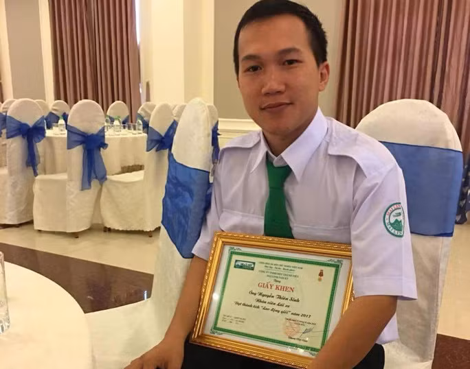 Vài phút sau, một bé gái chào đời trong niềm hạnh phúc của chị H. và người thân. Tài xế Sinh ngay lúc đó đã chở 2 mẹ con đến bệnh viện để đội ngũ y tế tiếp nhận, chăm sóc. Anh Sinh chia sẻ, trước đó đã từng chứng kiến vợ sinh nở, chăm sóc con và nhờ được công ty huấn luyện các khóa dự phòng y tế cấp tốc nên anh đã có thể giúp sức chị H. vượt cạn thành công.