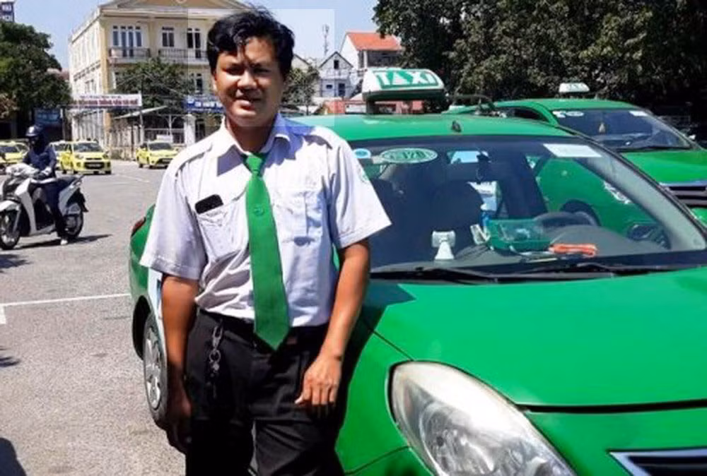  3. Tài xế đỡ đẻ thành công cho sản phụ ngay trên xe taxi: Khoảng 5h55 ngày 8/10/2018, lái xe Nguyễn Tăng Quang chở sản phụ Đặng Thị N.H. (26 tuổi) từ đường Sư Vạn Hạnh đến Bệnh viện Đại học Y Dược Huế để sinh con. Taxi vừa lăn bánh được 3 phút thì chị H. bất ngờ có dấu hiệu chuyển dạ.