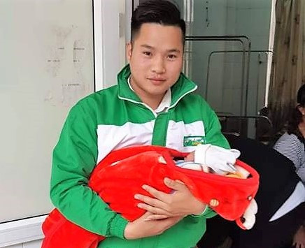  2. Tài xế đỡ đẻ cho sản phụ trên taxi trong đêm mưa gió: Khoảng 3h ngày 25/11/2018, trong lúc trời đang mưa lớn do ảnh hưởng của không khí lạnh và hoàn lưu bão số 9, tài xế Nguyễn Thiên Sinh (28 tuổi; ngụ thị trấn Hà Lam, huyện Thăng Bình, tỉnh Quảng Nam) được tổng đài điều động chở sản phụ Huỳnh Thị Diễm H. (ngụ thị trấn Hà Lam) đến Bệnh viện Đa Khoa tỉnh Quảng Nam để sinh con.
