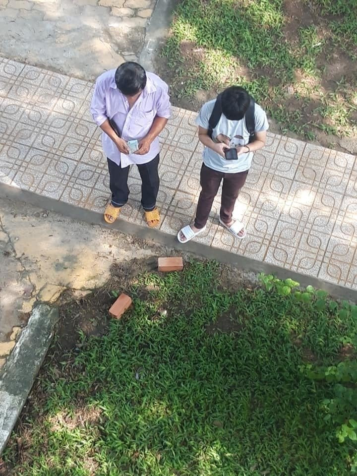 Cha ngheo dem tung dong tien le cho con nhap hoc xuc dong ua nuoc mat