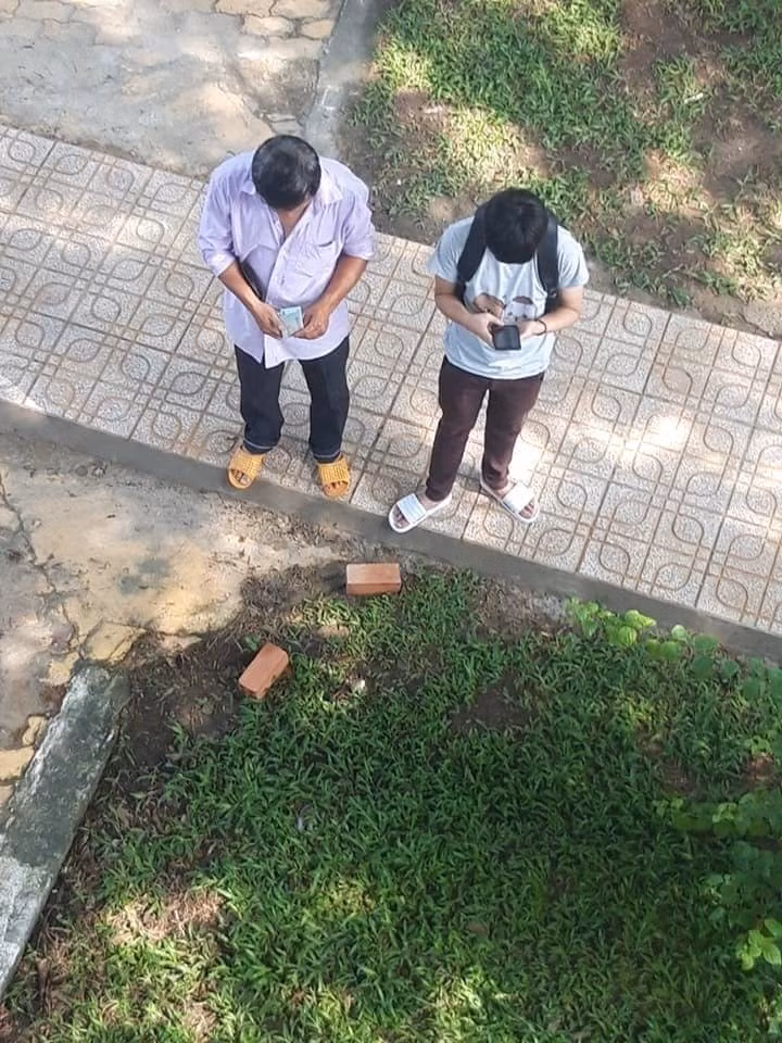 Cha ngheo dem tung dong tien le cho con nhap hoc xuc dong ua nuoc mat