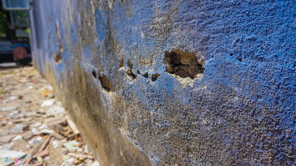 "Có một vài lần thành phố cho thợ xuống sửa nhưng họ chỉ tô trát theo kiểu chắp vá. Những chỗ nứt như thế này mới lộ ra tường được tô trát bằng vôi và cát chứ rất ít xi măng", bà Hường phản ánh. 