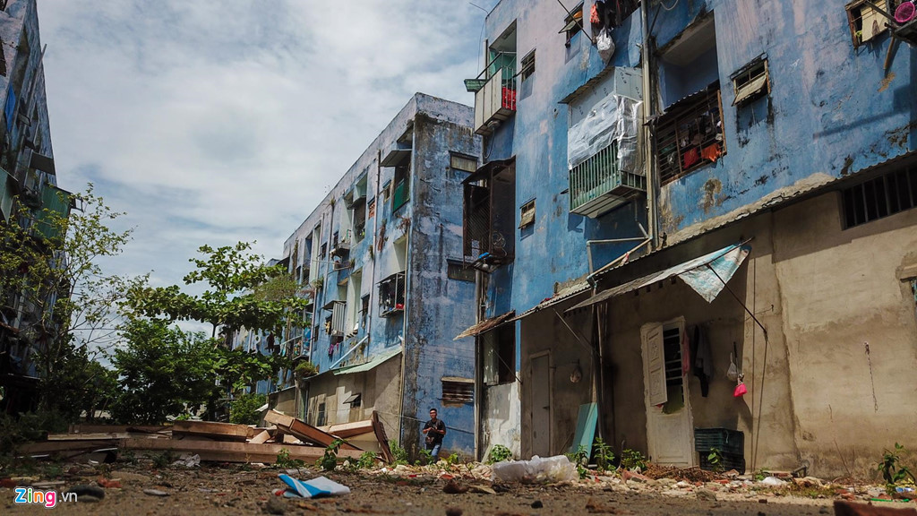 Người dân cho biết năm 2002, TP Đà Nẵng đã xây 8 tòa chung cư trên. Hơn 300 hộ dân thuộc diện giải tỏa nên được chính quyền bố trí cho ở nơi đây.