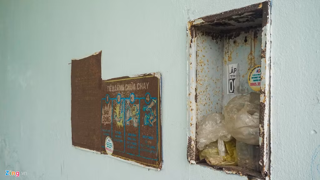 Vị lãnh đạo này cho biết theo quy định của thành phố thì chung cư Hòa Minh được sử dụng đến hết năm 2021. Khoảng 300 hộ dân sẽ còn phải sống trong cảnh nơm nớp lo sợ trong 2 năm nữa. Trong ảnh: Hệ thống phòng cháy chữa cháy ở các tòa chung cư cũng đã bị hư hỏng.