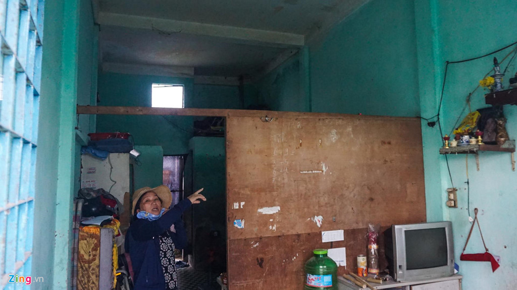 Bên trong các căn hộ cũng xảy ra tình trạng tương tự khi các bức tường đều nứt toác.