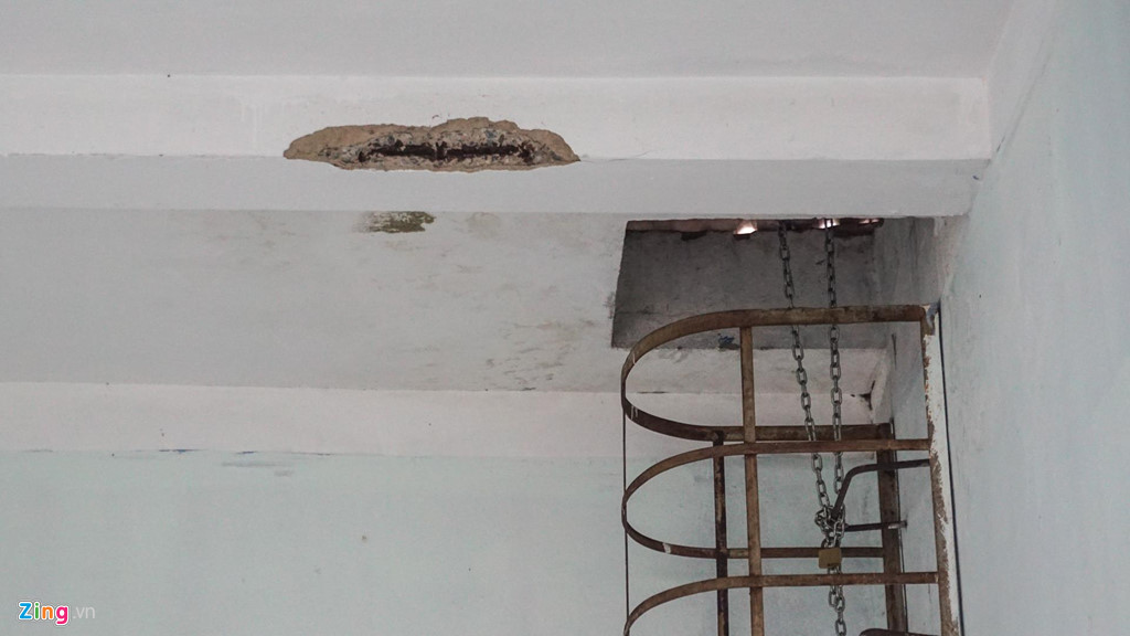 "Đa phần cư dân ở đây đều nghèo nên có muốn sửa cũng chẳng có tiền. Chúng tôi lo lắng vì chung cư có nguy cơ sập đổ bất cứ lúc nào nhưng giờ biết đi đâu để ở", một người dân nói.