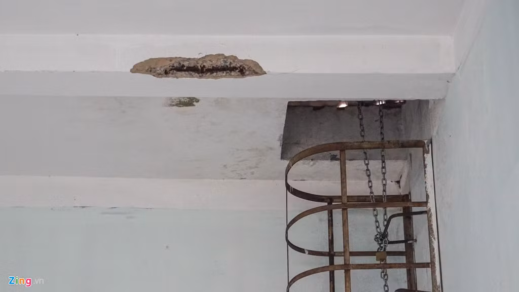 "Đa phần cư dân ở đây đều nghèo nên có muốn sửa cũng chẳng có tiền. Chúng tôi lo lắng vì chung cư có nguy cơ sập đổ bất cứ lúc nào nhưng giờ biết đi đâu để ở", một người dân nói.