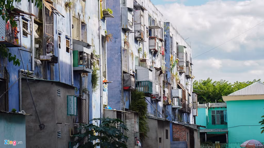 Những hộ dân ở đây đều là lao động phổ thông, mức thu nhập thấp. Có những gia đình có đến 6-7 người sống trong căn hộ chưa đầy 60 m2.