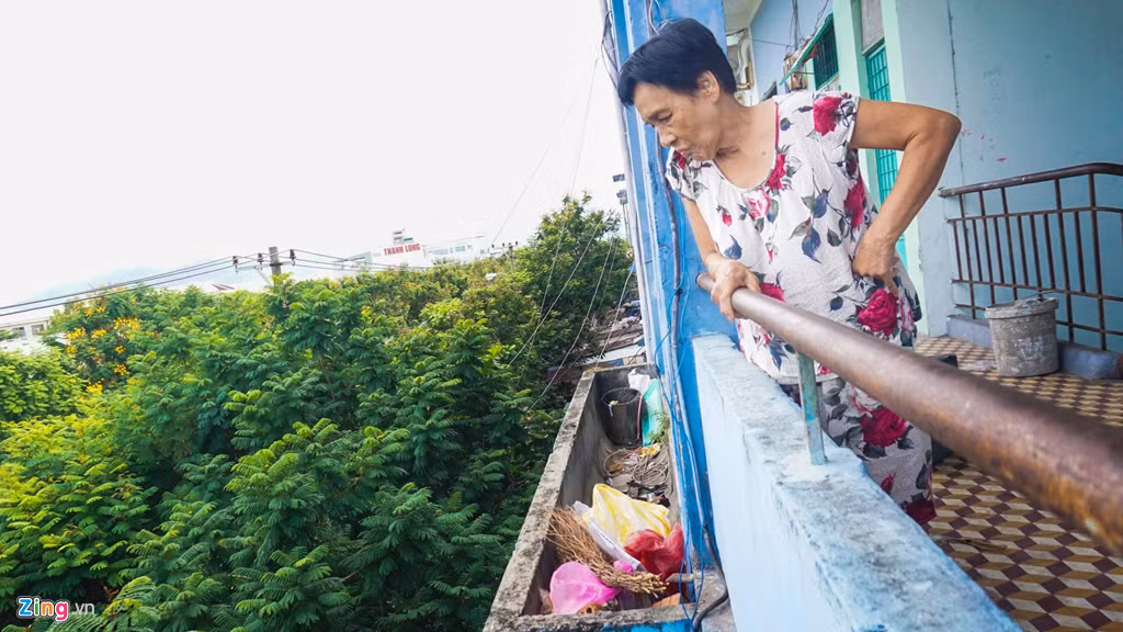 "Chung cư mới sử dụng 17 năm mà nứt toác tùm lum. Nhiều phòng thấm dột", bà Tâm nói và cho biết mọi người rất lo sợ chung cư sẽ sập đổ bất cứ lúc nào.