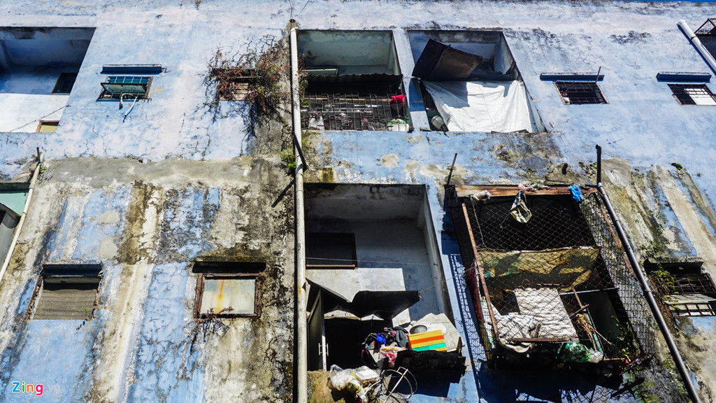 Theo quan sát của phóng viên, sau 17 năm sử dụng, các chung cư đã xuống cấp nghiêm trọng.