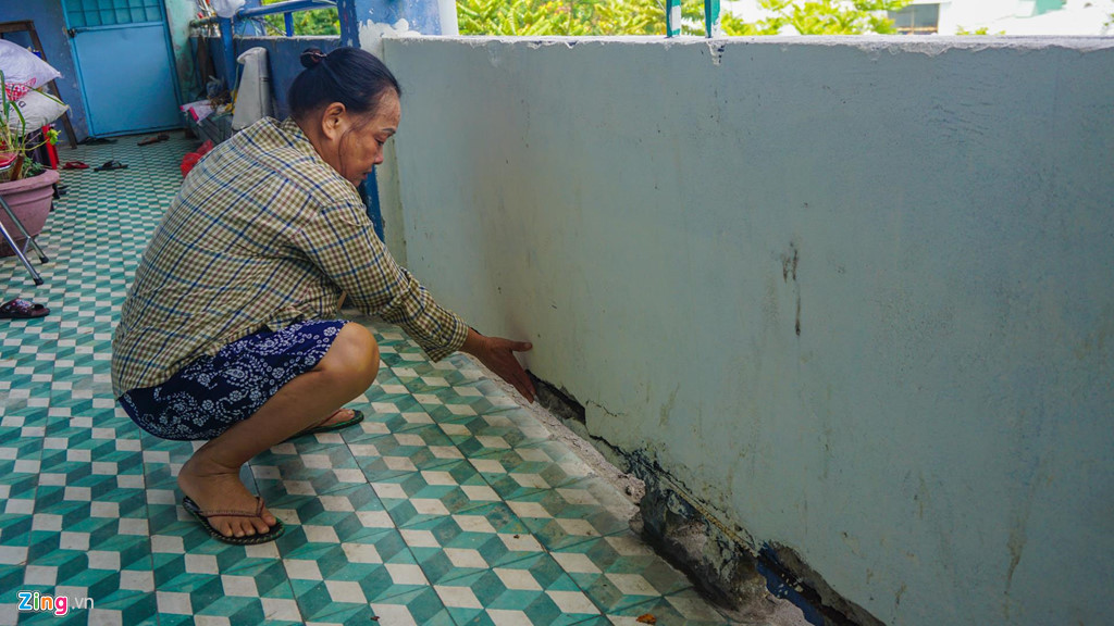 Chỉ tay về phía chân tường đã nứt toác, bà Thu Hường (cư dân sống ở chung cư Hòa Minh) bức xúc cho biết đã nhiều năm qua người dân phản ánh tình trạng chung cư hư hỏng với lãnh đạo địa phương nhưng chính quyền cũng chỉ sửa sơ sài.