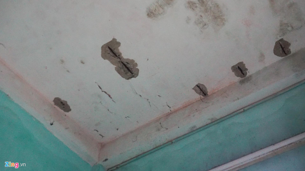 Trần nhà của nhiều căn hộ bị bong tróc lớp hồ phía ngoài, lộ thiên những cây thép bên trong. Theo lời của nhiều người dân, nhiều đêm họ đang ngủ thì bị các lớp vôi vữa bong ra rồi rơi xuống nền nhà.