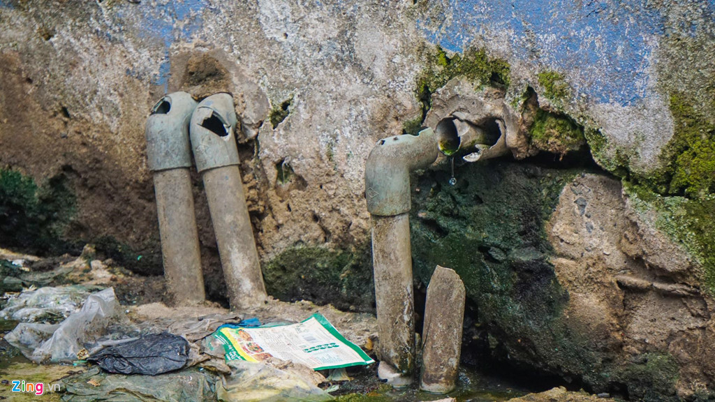 Ông Lãnh kiến nghị UBND Đà Nẵng chỉ đạo Sở Xây dựng và các đơn vị liên quan sớm sửa chữa các chung cư hư hỏng hoặc di dời những hộ dân ra khỏi các căn hộ có nguy cơ sắp sập. Trong ảnh: Nhiều ống nước bị hư hỏng.