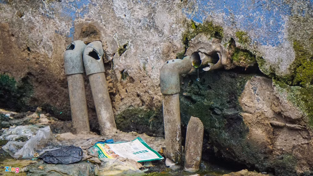 Ông Lãnh kiến nghị UBND Đà Nẵng chỉ đạo Sở Xây dựng và các đơn vị liên quan sớm sửa chữa các chung cư hư hỏng hoặc di dời những hộ dân ra khỏi các căn hộ có nguy cơ sắp sập. Trong ảnh: Nhiều ống nước bị hư hỏng.