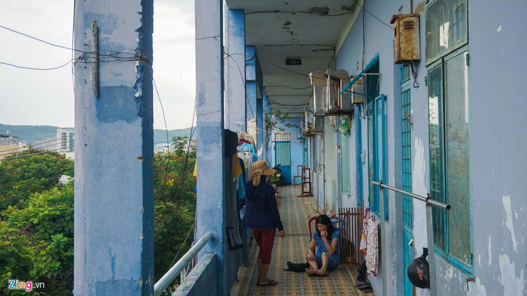 Theo bà Nguyễn Tâm (sống ở chung cư Hòa Minh), 17 năm trước chính quyền Đà Nẵng giải tỏa dân để thu hồi đất giải phóng mặt bằng, chỉnh trang đô thị. Để có chỗ cho dân ở, chính quyền đã xây "vội" các chung cư này nên chất lượng thấp.