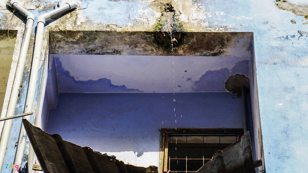 Các bức tường của chung cư đã bị bong tróc, mốc meo. Hầu hết cửa sổ đã bị hư hỏng. Nhìn từ ngoài, các bức tường nham nhở, phủ đầy rêu, bụi. Một số vị trí gần ống nước đã bị thủng, nước chảy ra ngoài.