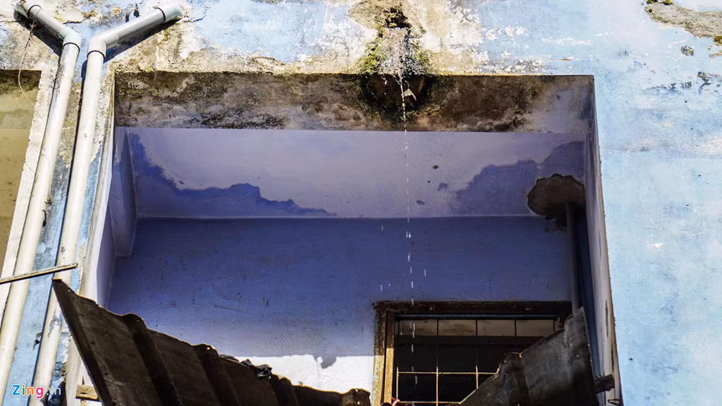 Các bức tường của chung cư đã bị bong tróc, mốc meo. Hầu hết cửa sổ đã bị hư hỏng. Nhìn từ ngoài, các bức tường nham nhở, phủ đầy rêu, bụi. Một số vị trí gần ống nước đã bị thủng, nước chảy ra ngoài.