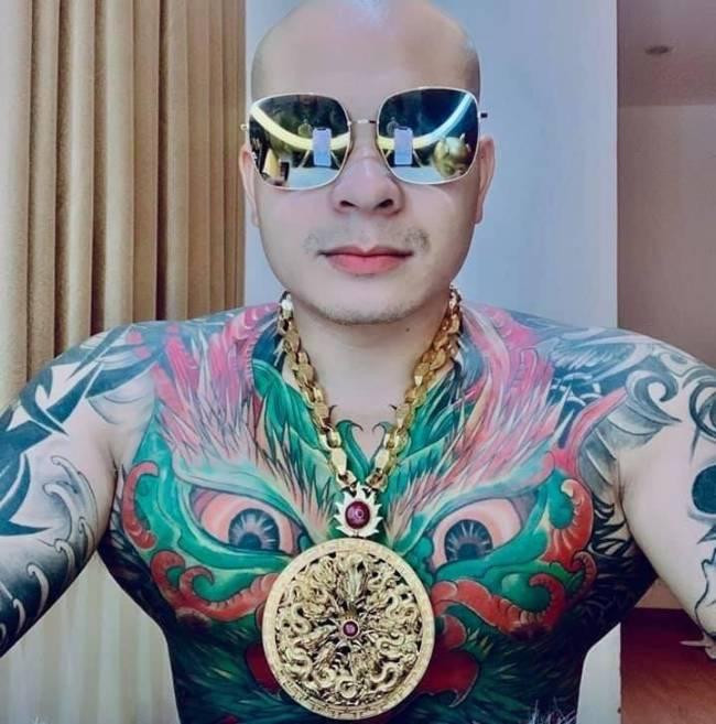 Các đối tượng bị khởi tố cùng Quang “Rambo” gồm: Nguyễn Đức Nhân (trú tại quận Long Biên, TP Hà Nội); Đỗ Văn Thịnh; Nguyễn Văn Huy (trú tại quận Nam Từ Liêm, TP Hà Nội) và Nguyễn Xuân Linh (trú tại TP Vinh, tỉnh Nghệ An).