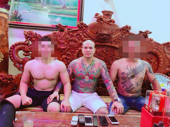 Đáng chú ý, Quang có quan hệ với nhóm Khá “bảnh” (tức Ngô Bá Khá đã bị Cơ quan Cảnh sát điều tra Công an thị xã Từ Sơn, tỉnh Bắc Ninh bắt giữ về tội “Đánh bạc” và “Tổ chức đánh bạc”) và thường xuyên sử dụng facebook với tên “Quang Rambo” để quay phim, ghi hình, phát tán trực tuyến trên mạng xã hội những hình ảnh xăm trổ, đầu trọc, đeo kính đen, dây chuyền, nhẫn to, khoe tiền… để khuếch trương thanh thế.