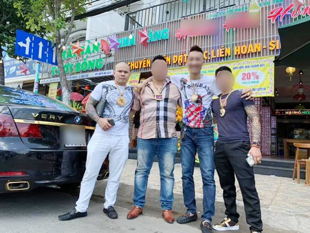 Đồng thời Huấn cũng tiết lộ những anh lớn chống lưng cho mình. Nói đến Huấn "hoa hồng", không thể không nhắc đến những người anh em cộm cán như: Quang Rambo, Tuấn Sơn và Thái Calvin...