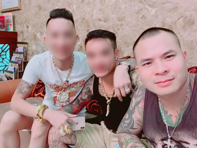 Đồng thời, Huấn cũng có 1 fanpage riêng mang tên “Cho vay tiền góp giải ngân trong ngày. Lãi suất thấp khu vực Sài Gòn”. Như vậy, cách kiếm tiền của Huấn "hoa hồng" chính là cho vay lãi cũng như một số hoạt động khác trên facebook.